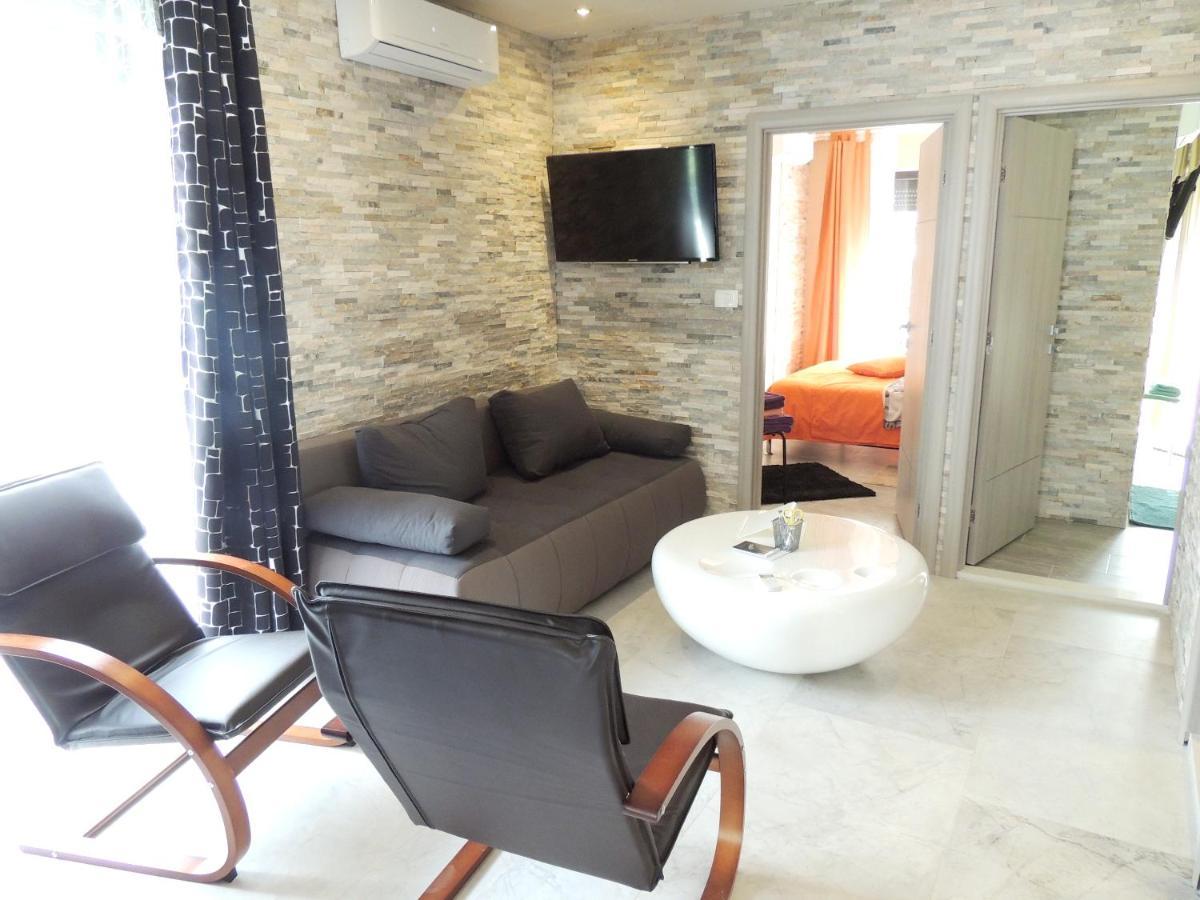 Welcoming Villa In Vantacici With Pool And Sea View 外观 照片