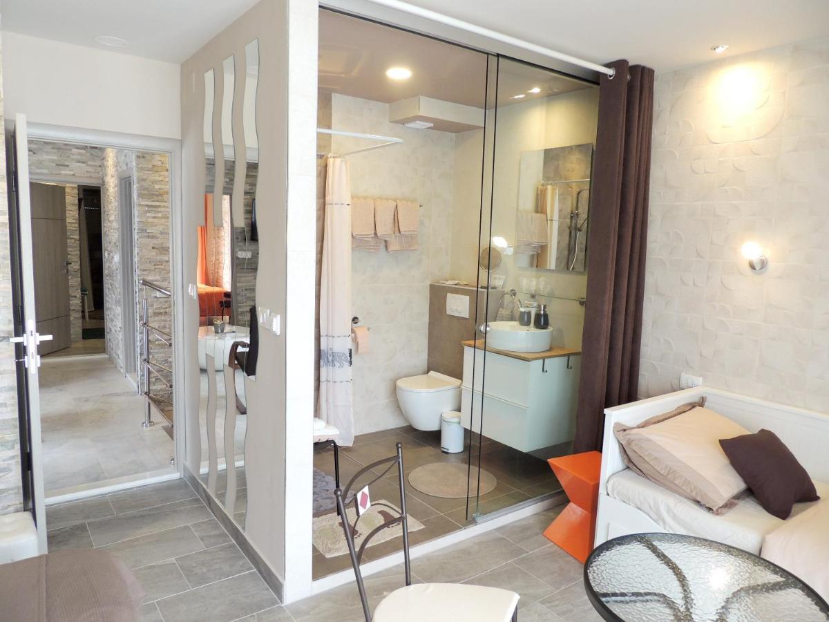 Welcoming Villa In Vantacici With Pool And Sea View 外观 照片