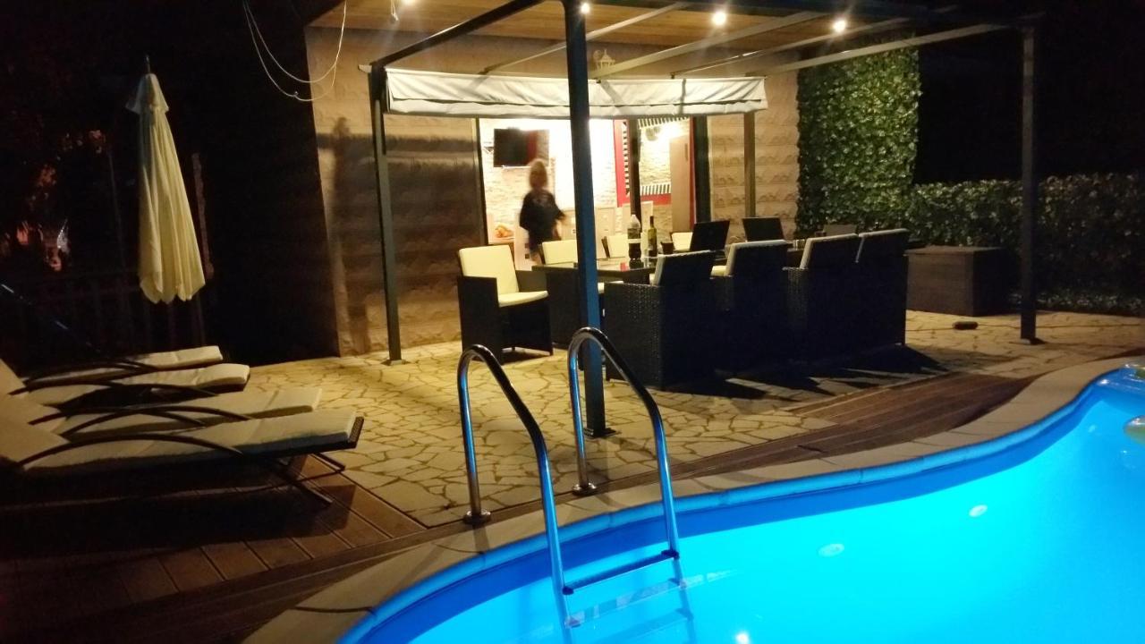 Welcoming Villa In Vantacici With Pool And Sea View 外观 照片