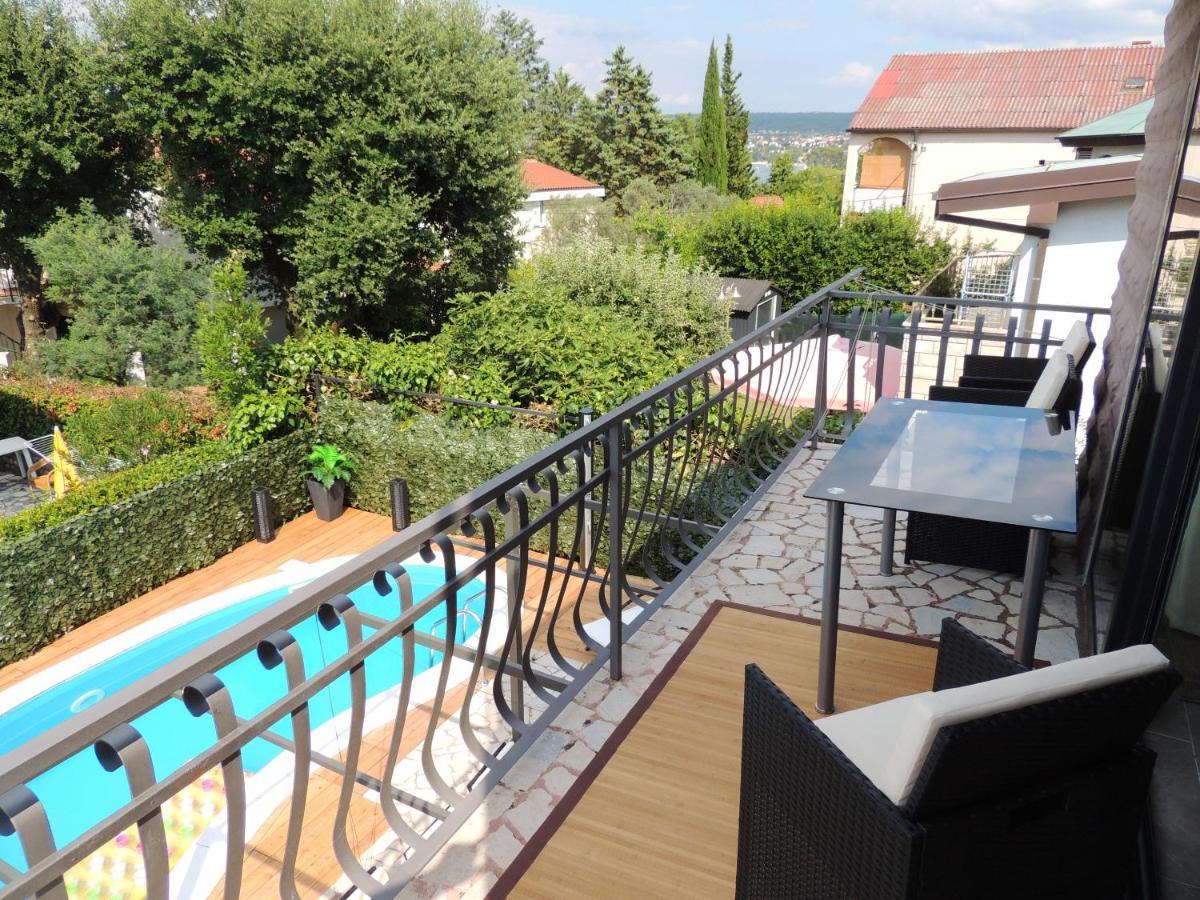 Welcoming Villa In Vantacici With Pool And Sea View 外观 照片